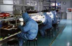RONEN factory - Operators working at clean-room stations